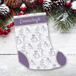 Calcetín Navideño Pequeño Navidades de Snowman con mano morada<br><div class="desc">Dibujado a mano, lindo, muñeco de nieve sin costura en colores morado, azul claro y gris. El hombre de nieve tiene un sombrero alto, bufanda y nariz de zanahoria, y se para en una colina de nieve cerca de un árbol de Navidad con una estrella. "¡Feliz Navidad!" texto de diseño....</div>