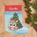 Calcetín Navideño Pequeño Navidades decoran el clásico del reno lindo<br><div class="desc">Los caprichosos Navidades de renos aletean con el nombre Celebran la temporada con esta encantadora población de Navidades, con un lindo reno rodeado de regalos bajo un árbol de Navidad en un hermoso y nevado país. El diseño original de la población es perfecto para los niños, lo que añade un...</div>