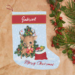 Calcetín Navideño Pequeño Navidades decoran el clásico del reno lindo<br><div class="desc">Los caprichosos Navidades de renos aletean con el nombre Celebran la temporada con esta encantadora población de Navidades, con un lindo reno rodeado de regalos bajo un árbol de Navidad en un hermoso y nevado país. El diseño original de la población es perfecto para los niños, lo que añade un...</div>