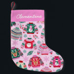 Calcetín Navideño Pequeño Navidades feos sudan en rosado con nombre<br><div class="desc">Este diseño festivo presenta un patrón de feos suéteres de Navidades con renos, Santa, árboles de Navidad, copos de nieve, hombres de nieve, hojalía y bayas y más sobre un fondo rosado. Hay espacio para que añadas tu nombre. Vea toda la colección coincidente. Todas las obras de arte están ilustradas...</div>