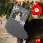 Calcetín Navideño Pequeño Navidades Foto Chalkboard Quebradas de nieve con p<br><div class="desc">Reparto de fotos con nombre y copos de nieve angustiados. Fácil de cambiar el color de fondo.</div>