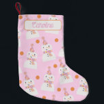 Calcetín Navideño Pequeño Navidades rosados  Personalizado de los niños Snow<br><div class="desc">Este caldo de cultivo incluye un adorable patrón de muñeco de nieve de punto polka rosa y naranja. Perfecto para los niños durante las vacaciones. Se puede agregar un nombre a la parte superior.</div>