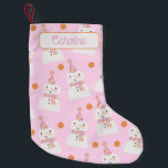 Calcetín Navideño Pequeño Navidades rosados  Personalizado de los niños Snow<br><div class="desc">Este caldo de cultivo incluye un adorable patrón de muñeco de nieve de punto polka rosa y naranja. Perfecto para los niños durante las vacaciones. Se puede agregar un nombre a la parte superior.</div>