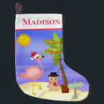 Calcetín Navideño Pequeño Navidades Summer Flamingo Beach Nombre personaliza<br><div class="desc">Este diseño cuenta con una bonita escena de playa de Navidades de verano con un flamenco tropical festivo con sombrero de Santa, luces de Navidad en una palmera y snowman arenoso en la playa. Perfecto para los que celebran un Navidad tropical o de verano. Navidades. Feliz Navidad. medias. diversión. personalización.....</div>