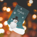Calcetín Navideño Pequeño Navidades verde azulados de Snowman en la escena i<br><div class="desc">Añada un toque caprichoso a su manto esta temporada navideña con un Verde azulado y personalizado Navidades de Snowman Winter Scene Stocking. El diseño de Stocking design presenta a un feliz muñeco de nieve en una escena invernal contra un fondo verde azulado adornado con copos de nieve a color. También...</div>