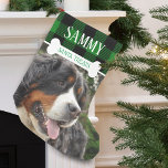 Calcetín Navideño Pequeño Nombre de foto de perro divertido personalizado<br><div class="desc">A tu perro le encantarán estos Navidades divertidos que se hacen personalizados sólo para él o ella. El caldo presenta a sus mascotas personalizar el nombre con un hueso de perro blanco que sobrepone las palabras "Santa trata". Agradable, festivo y con mucho espacio para las golosinas. ... . un Navidad...</div>