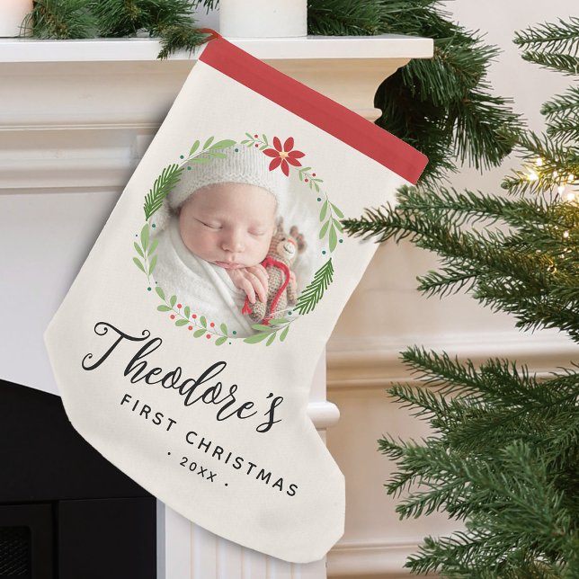 Calcetín Navideño Pequeño Nombre de la primera foto de Navidad del bebé (Baby's First Christmas Photo Wreath Name Small Christmas Stocking)