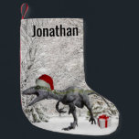 Calcetín Navideño Pequeño Nombre del dinosaurio Santa Raptor Velociraptor<br><div class="desc">Este diseño puede ser personalizado en el área proporcionada cambiando la foto y/o el texto. O puede personalizarse haciendo clic en Personalizar esta plantilla y, a continuación, eligiendo la opción de hacer clic en el personalizar y eliminando o cambiando el color del fondo, agregando texto, cambiando el color o estilo...</div>