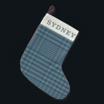 Calcetín Navideño Pequeño Nombre Personalizado Clásico Retro Azul Glen Plaid<br><div class="desc">Este clásico diseño de manteles azules, combinado con un atrevido texto personalizado, aporta un toque atemporal y elegante a cualquier decoración festiva. El sobrio diseño de tonos azules suaves ofrece una estética minimalista y tradicional, ideal para crear un ambiente acogedor y acogedor. Ideal para los amantes de las vacaciones clásicas...</div>
