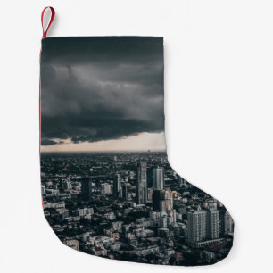 CALCETÍN NAVIDEÑO PEQUEÑO NUBE OSCURA SOBRE EDIFICIOS DE LA CIUDAD