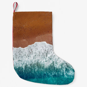 Calcetín Navideño Pequeño Ola oceánica en una playa de arena, vista de fondo