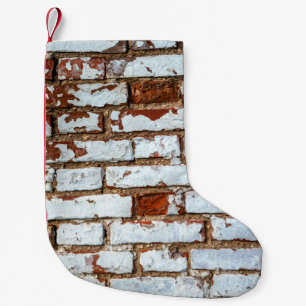 Calcetín Navideño Pequeño Pared de ladrillo antiguo con chapa blanca rociada