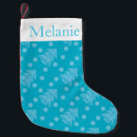 Calcetín Navideño Pequeño Patrón de árbol de Navidad azul moderno personaliz<br><div class="desc">Moderno árbol de Navidad azul y blanco y patrón de copos de nieve en Navidades personalizados en almacenamiento de información.</div>