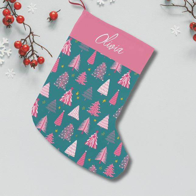 Calcetín Navideño Pequeño Patrón de árbol de Navidad rosa y verde personaliz (Pink Christmas tree winter wonderland personalized Christmas stocking)