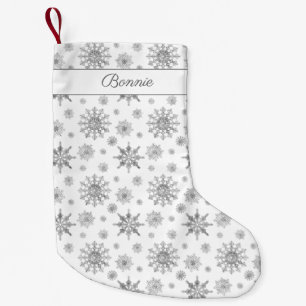 Calcetín Navideño Pequeño Patrón de copos de nieve gris plateado y nombre pe