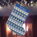 Calcetín Navideño Pequeño Patrón de rayas de árboles de Menorah Gold Chrismu<br><div class="desc">Personalice esta población de Chrismukkah en un divertido patrón de rayas de dos tonos de Menorah azul y dorado y árboles de Navidad para un regalo de vacaciones. Agregue un nombre o borre/borre para borrar el texto si prefiere un almacenamiento sin formato. Tanto el oro como los gráficos Menorah son...</div>