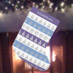 Calcetín Navideño Pequeño Patrón de rayas de árboles de Menorah Plata Chrism<br><div class="desc">Personalizar este divertido caldo de Chrismukkah con un patrón de Hanukkah Menorahs plateado y árboles de Navidad plateados con coloridas rayas de blanco, azul y morado. Añade un nombre en texto plateado al surtidor para un regalo personalizado de un tipo. Los diseños de Menorah y de árboles en plata son...</div>