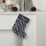Calcetín Navideño Pequeño Patrón de reno de oro azul de la Marina Glam Perso<br><div class="desc">Con sus siluetas de reno dorado sobre un fondo de Relieve metalizado de imitación azul marino, este establecimiento Navidad hará un elegante añadido a su decoración de vacaciones. Personalízalo con un nombre u otro texto en caligrafía de color dorado sobre un sólido bloque de color azul marino con un borde...</div>