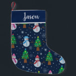 Calcetín Navideño Pequeño Patrón de Snowman con personalizado de árboles de<br><div class="desc">Este es un lindo patrón personalizado de hombres de nieve blancos en azul,  rojo y rosa con coloridos árboles de Navidad y pequeños copos de nieve en fondo azul oscuro. Tiene un nombre personalizado que puede cambiar fácilmente haciendo clic en la plantilla personalizada.</div>