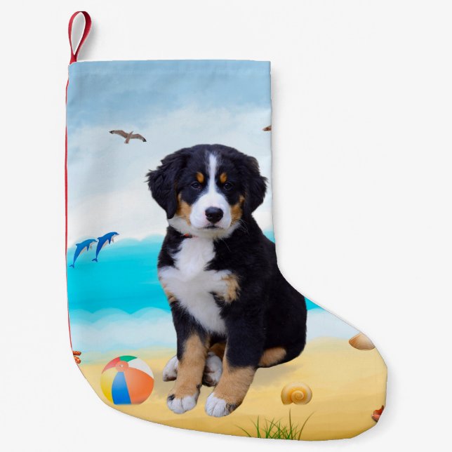 Calcetín Navideño Pequeño Perro de montaña de Bernese en la playa (Anverso)