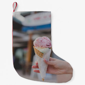 Calcetín Navideño Pequeño Person holding strawberry ice cream
