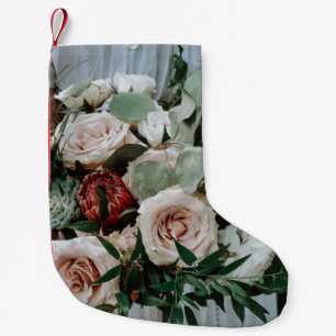 CALCETÍN NAVIDEÑO PEQUEÑO PERSONA CON BOUQUET DE FLORES ROJOS Y ROJOS