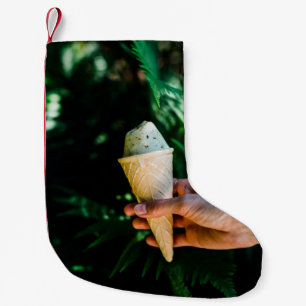 Calcetín Navideño Pequeño Persona sosteniendo helado