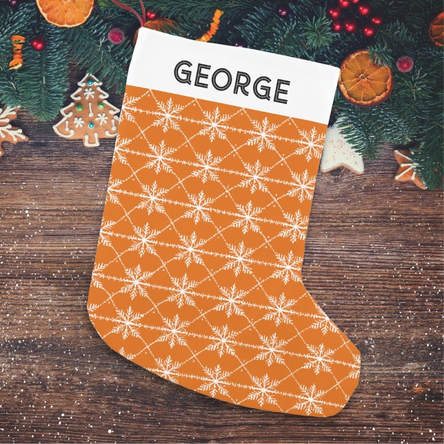 Calcetín Navideño Pequeño Personalizado de Naranja quemado de patrón de copo (A personalized Christmas stocking with snowflakes pattern on a burnt orange background)
