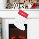Calcetín Navideño Pequeño Personalizado de Navidades de copos de nieve rojos<br><div class="desc">Añada un toque atemporal a sus Navidades la decoración de la casa con este elegante diseño tradicional. Con un patrón rojo y blanco con copos de nieve de invierno plateados, combina el estilo festivo de Navidad con el diseño tradicional de nieve para una acogedora estancia. El guión clásico de caligrafía...</div>