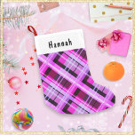 Calcetín Navideño Pequeño Pink Plaid Winter Patterned Personalizado<br><div class="desc">Un Navidad luminoso y festivo con un bonito diseño de color rosa. Personalice el almacenamiento con el nombre del destinatario, que aparecerá en letras negras en el panel blanco de la parte superior. Combinando la tradición rústica con el estilo moderno, el stock es ideal para que Santa se complemente con...</div>