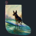 Calcetín Navideño Pequeño Pintura australiana de surf en Kelpie Beach<br><div class="desc">Sumérgete en el mundo lúdico de la aventura canina con esta pintura cautivadora. Un perro animado lleva a las olas, subiendo con habilidad al surf en una playa con sol. El vibrante arte captura bellamente la esencia de la emoción en la playa mientras el perro recorre sin miedo las olas,...</div>