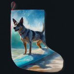 Calcetín Navideño Pequeño Pintura de surf Blue Heeler Beach<br><div class="desc">Sumérgete en el mundo lúdico de la aventura canina con esta pintura cautivadora. Un perro animado lleva a las olas, subiendo con habilidad al surf en una playa con sol. El vibrante arte captura bellamente la esencia de la emoción en la playa mientras el perro recorre sin miedo las olas,...</div>