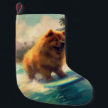 Calcetín Navideño Pequeño Pintura de surf Chow Chow Beach<br><div class="desc">Sumérgete en el mundo lúdico de la aventura canina con esta pintura cautivadora. Un perro animado lleva a las olas, subiendo con habilidad al surf en una playa con sol. El vibrante arte captura bellamente la esencia de la emoción en la playa mientras el perro recorre sin miedo las olas,...</div>