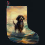 Calcetín Navideño Pequeño Pintura de surf de Bernedoodle Beach<br><div class="desc">Sumérgete en el mundo lúdico de la aventura canina con esta pintura cautivadora. Un perro animado lleva a las olas, subiendo con habilidad al surf en una playa con sol. El vibrante arte captura bellamente la esencia de la emoción en la playa mientras el perro recorre sin miedo las olas,...</div>