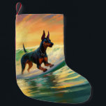 Calcetín Navideño Pequeño Pintura Doberman Beach Surfing<br><div class="desc">Sumérgete en el mundo lúdico de la aventura canina con esta pintura cautivadora. Un perro animado lleva a las olas, subiendo con habilidad al surf en una playa con sol. El vibrante arte captura bellamente la esencia de la emoción en la playa mientras el perro recorre sin miedo las olas,...</div>