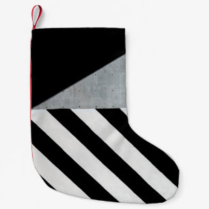 Calcetín Navideño Pequeño Pintura rayada diagonal blanca y negra en la pared