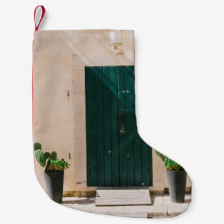 CALCETÍN NAVIDEÑO PEQUEÑO PLANTA DE CACTUO VERDE CERCA DE LA PUERTA VERDE