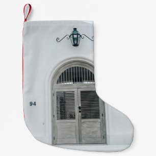 CALCETÍN NAVIDEÑO PEQUEÑO PUERTA DE MADERA GRIS CERRADA POR DEBAJO DE LA LUZ