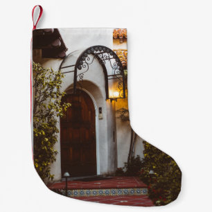 CALCETÍN NAVIDEÑO PEQUEÑO PUERTA DE MADERA MARRÓN CERRADA DURANTE EL DÍA