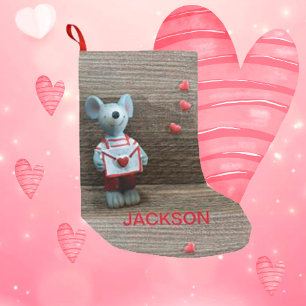 Calcetín Navideño Pequeño Ratón de San Valentín y corazón en la madera rústi