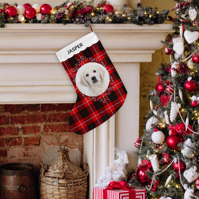 Calcetín Navideño Pequeño Red Black Tartan Plaid Winter Wreath Pet Dog Photo (Red, black and white tartan plaid photo stocking in situ.)