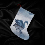 Calcetín Navideño Pequeño Reflexiones polvorientas | Moody Dusty Blue Swan e<br><div class="desc">El tema del regalo del cisne del lago, pintado a mano, es mudo, oscuro y moreno, con un suave azul polvoriento de la marina, con un elegante cisne y niebla humeante a primera hora de la mañana. De la colección "Reflections", este diseño acuático se inspiró en el tranquilo y tranquilo...</div>