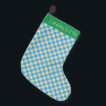Calcetín Navideño Pequeño Retro estético Checkerboard Blue Personalizado<br><div class="desc">Trae encanto vintage a tu decoración de vacaciones con este estilo retro estético de tablero de ajedrez azul y blanco personalizando Navidades. Perfecto para añadir un toque nostálgico a su manto, este surtido puede ser personalizado con un nombre para un toque personal y festivo. Ideal para los que buscan medias...</div>