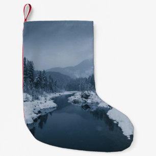 CALCETÍN NAVIDEÑO PEQUEÑO RÍO RODEADO DE CAMPO CUBIERTO DE NIEVE CON PINO T