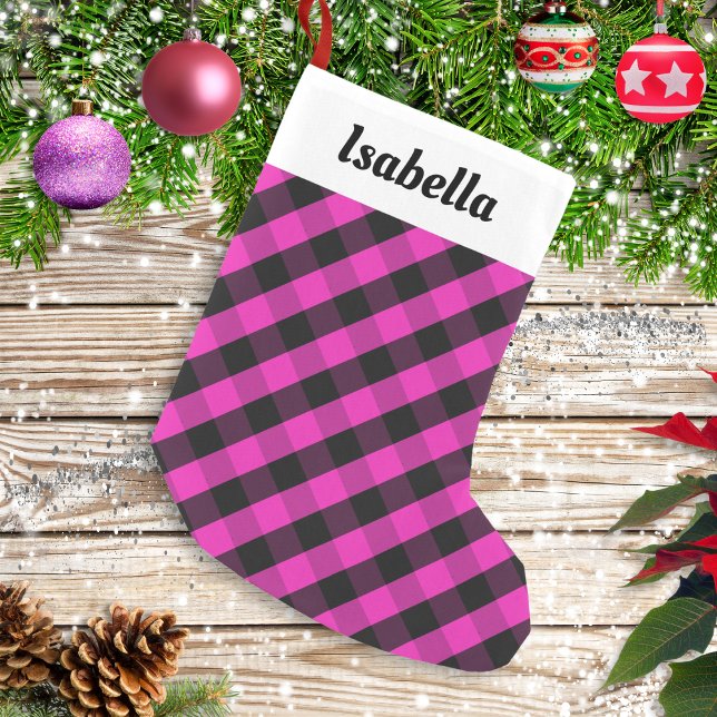 Calcetín Navideño Pequeño Rústica personalizada de la comprobación de la pla (A Christmas stocking with pink and black buffalo plaid pattern. Personalize with a name at the top.)
