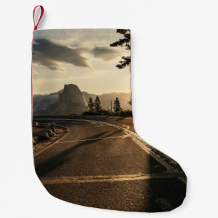 Calcetín Navideño Pequeño Ruta del asfalto gris cerca de la montaña por la m