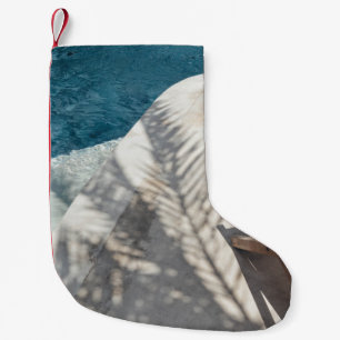 Calcetín Navideño Pequeño Salto de madera marrón cerca del cuerpo del agua