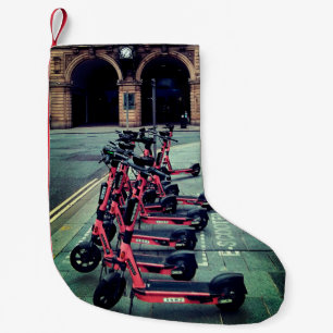 Calcetín Navideño Pequeño Scooters frente a un edificio