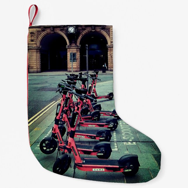 Calcetín Navideño Pequeño Scooters frente a un edificio (Anverso)