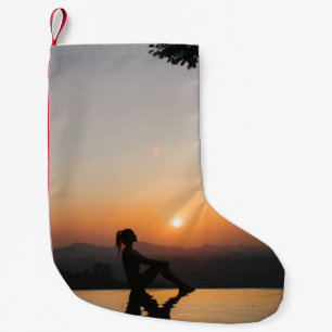 Calcetín Navideño Pequeño Silhouette de mujer sentada al borde de la eternid